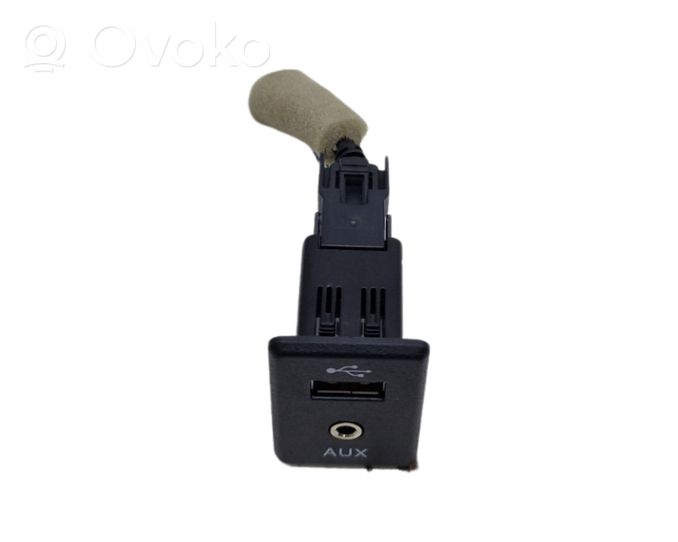 Nissan X-Trail T32 USB socket connector 795405004