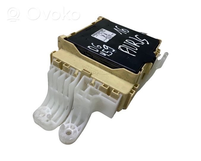 Toyota Auris E180 Module de fusibles 8922102480