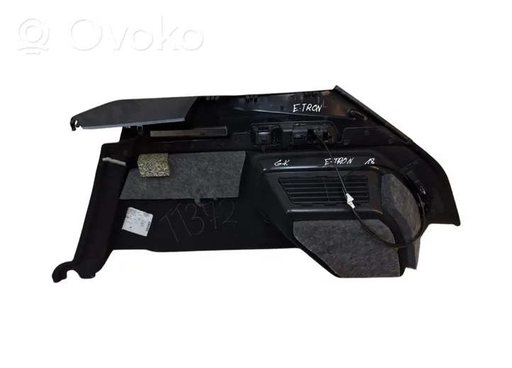 Audi e-tron Boczek / Tapicerka / bagażnika 4KE863879A