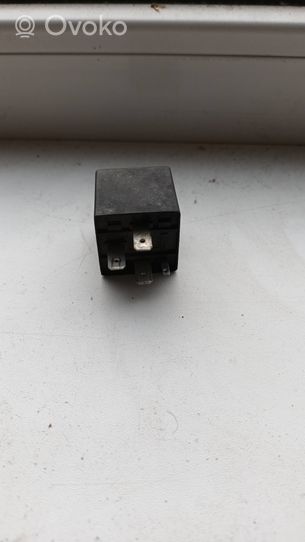 Audi A4 S4 B5 8D Przekaźnik / Modul układu ogrzewania wstępnego 357906381A