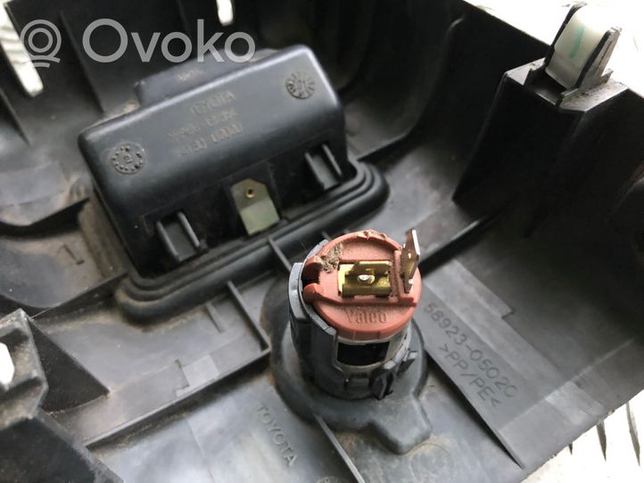 Toyota Avensis T250 Popielniczka tylna tunelu środkowego 5892305020