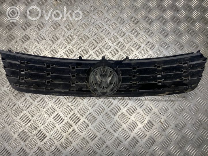 Volkswagen PASSAT B5 Grotelės viršutinės 3B0853653C