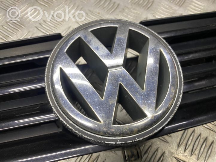 Volkswagen Polo III 6N 6N2 6NF Etupuskurin ylempi jäähdytinsäleikkö 6N0853651J