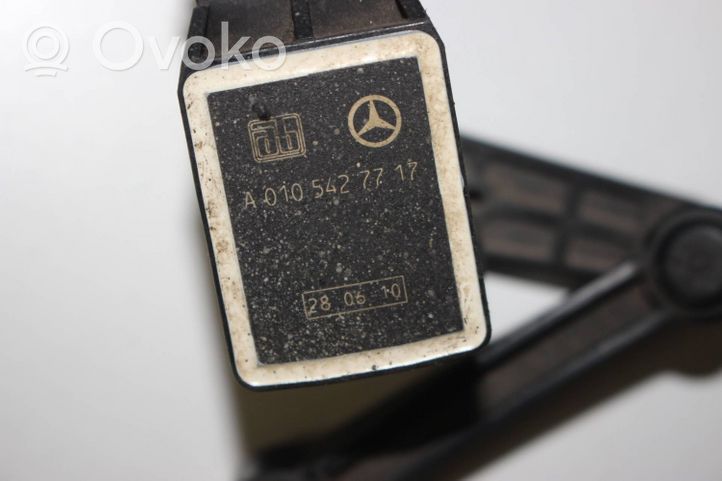 Mercedes-Benz R W251 Takailmanjousituksen korkeusanturi A0105427717