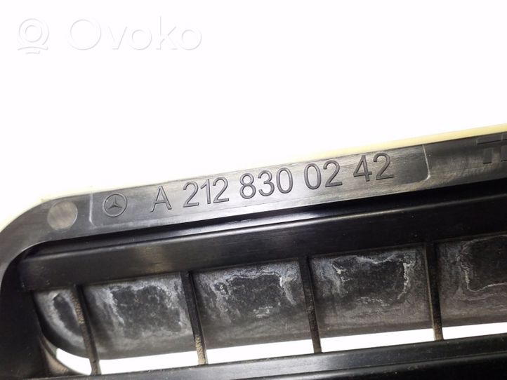 Mercedes-Benz E C207 W207 Grill / Wlot powietrza błotnika przedniego A2128300242