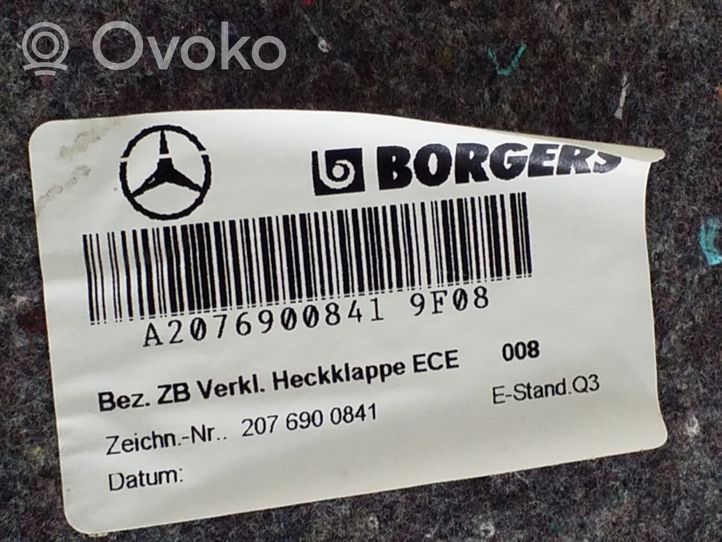 Mercedes-Benz E C207 W207 Apdaila galinio dangčio A2076900841