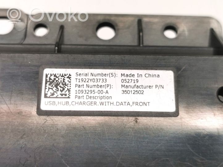 Tesla Model 3 USB-pistokeliitin 1093295-00-A