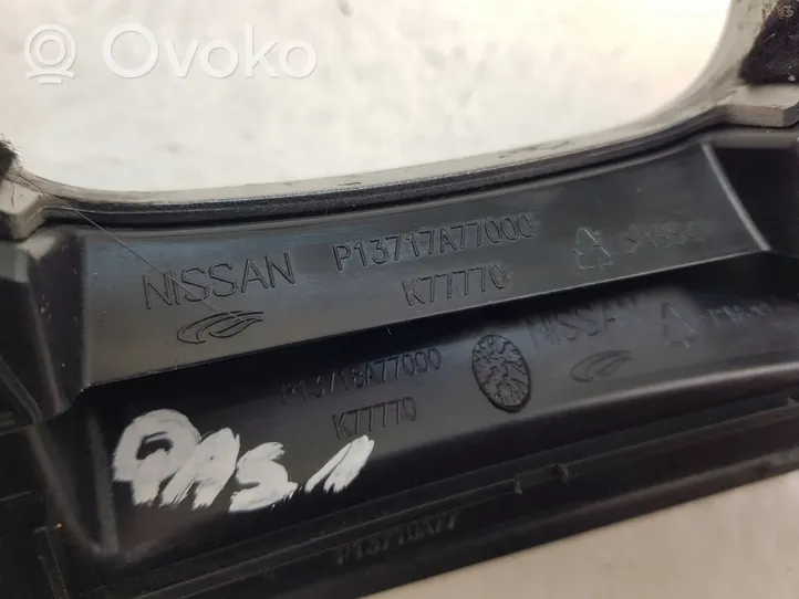 Nissan Qashqai Vaihteenvalitsimen kehys verhoilu muovia P13717A77000