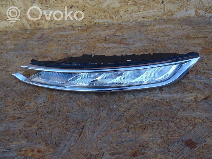 Citroen C4 II Picasso Lampa przednia 9822653980