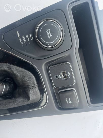 Jeep Cherokee Gniazdo / Złącze USB JEEPCHEROKEEKLLIFTPANELNA