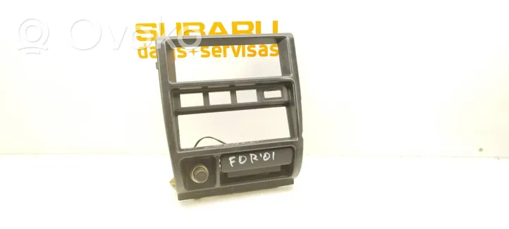 Subaru Forester SF Radion/GPS-laitteen pääyksikön kehys 