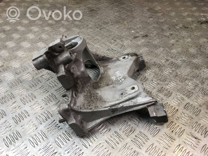 Audi A4 S4 B9 Łapa / Mocowanie silnika 8W0399295E