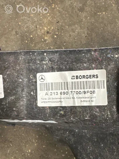 Mercedes-Benz E AMG W213 Apatinis, bagažinės šono, apdailos skydas A2136907700