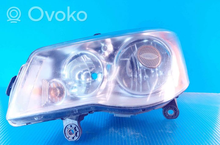 Chrysler Voyager Lampa przednia 05113345AD