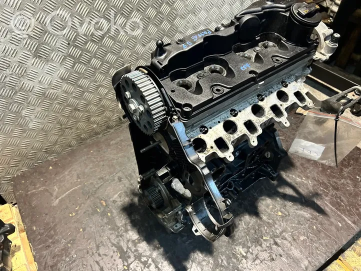 Volkswagen PASSAT B7 Silnik / Komplet 