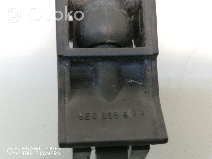 Volkswagen PASSAT B5 Difusor de agua regadora de parabrisas 8E0955985