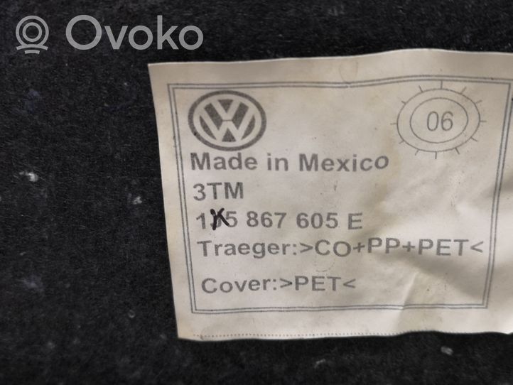 Volkswagen Jetta V Moldura de la puerta/portón del maletero 1K5867605E