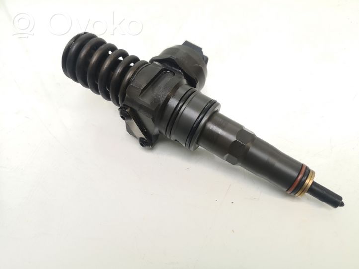 Volkswagen PASSAT B6 Fuel injector 038130073BN