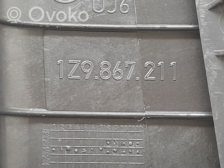 Skoda Octavia Mk2 (1Z) Apmušimas galinių durų (obšifke) 1Z9867211