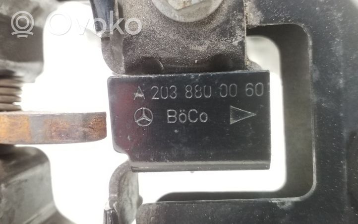 Mercedes-Benz E W211 Staffa del pannello di supporto del radiatore parte superiore A2038800060