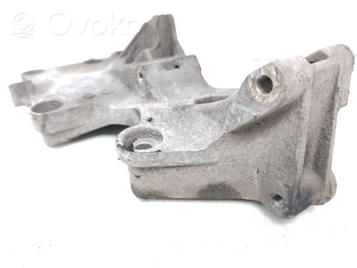 Volkswagen PASSAT B6 Staffa di montaggio del compressore dell’A/C 03g903143F