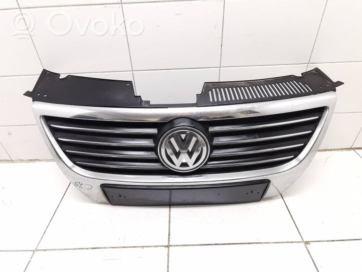 Volkswagen PASSAT B6 Etupuskurin ylempi jäähdytinsäleikkö 3C0853651AK