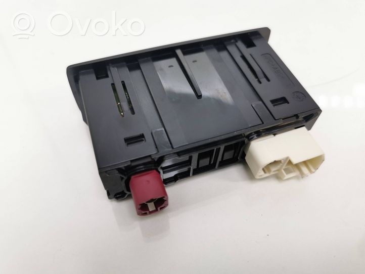 Mercedes-Benz EQC USB-pistokeliitin A2478204002