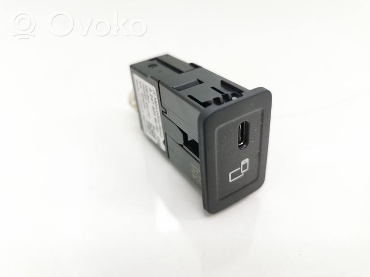 Mercedes-Benz EQC USB-pistokeliitin A2478209000