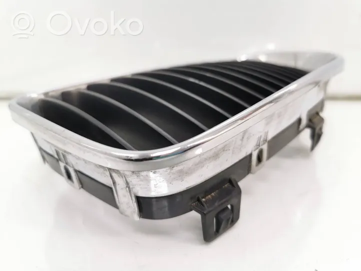 BMW 1 E81 E87 Maskownica / Grill / Atrapa górna chłodnicy 7166439