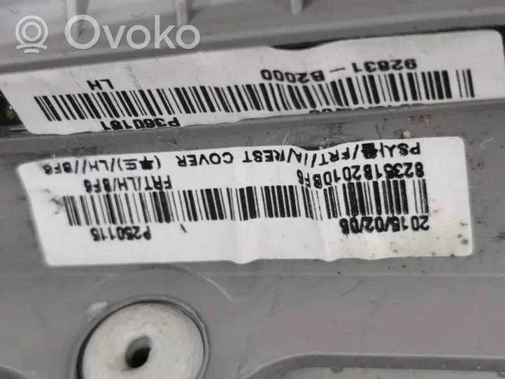 KIA Soul Обшивка передней двери 82301E4000B