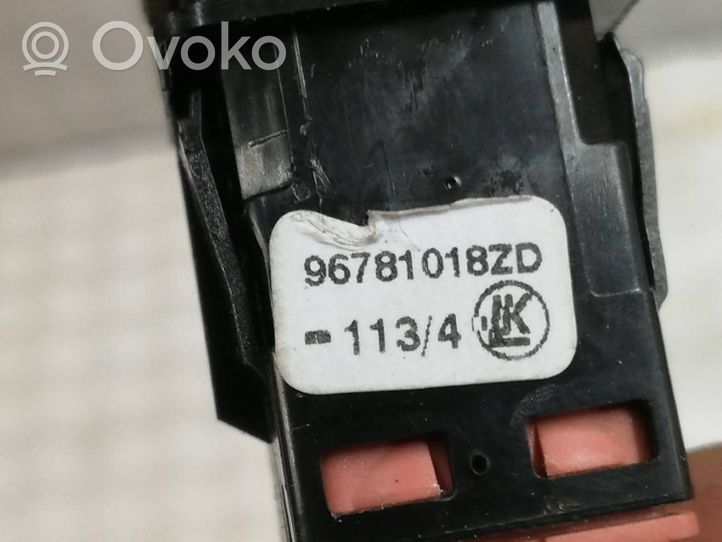 Citroen C4 Grand Picasso Dysze / Kratki środkowego nawiewu deski rozdzielczej 96781018ZD