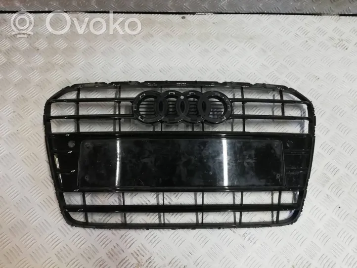 Audi A5 8T 8F Grotelės viršutinės 8T0853651G