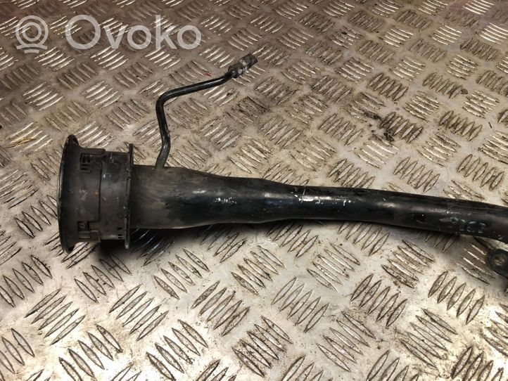 Subaru Outback Tuyau de remplissage de réservoir de carburant 