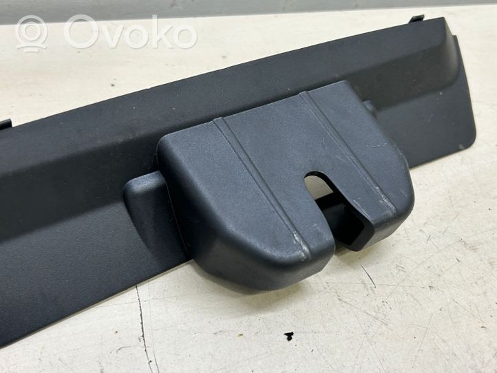 Porsche Cayenne (92A) Rivestimento serratura portellone posteriore/bagagliaio 7P5827520C