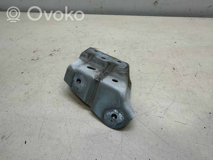 Volkswagen Touareg II Supporto di montaggio del parafango 7P6821151B