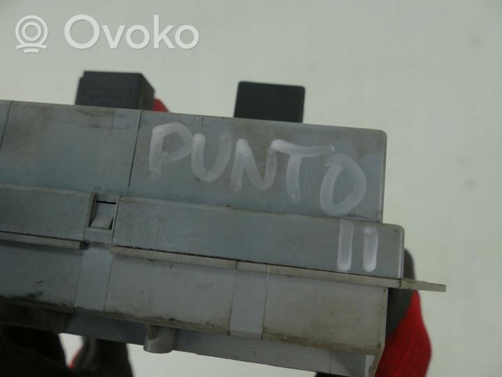 Fiat Punto (176) Module de fusibles 46835589