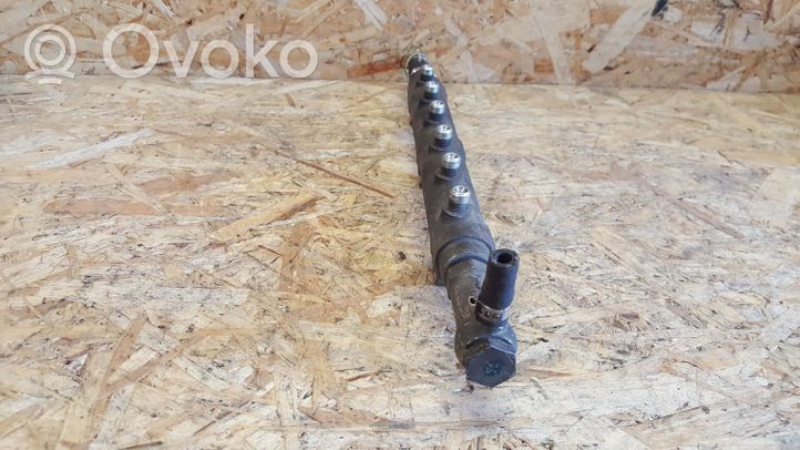 Volvo V70 Listwa wtryskowa 8658252