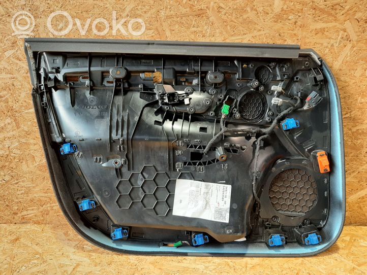 Volvo S90, V90 Обшивка передней двери 31393165