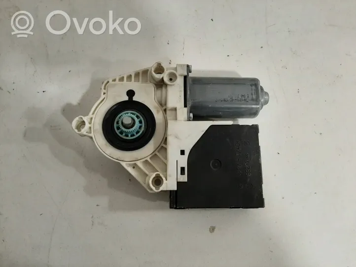 Volkswagen Golf V Moteur de lève-vitre de porte avant 1K0959792C