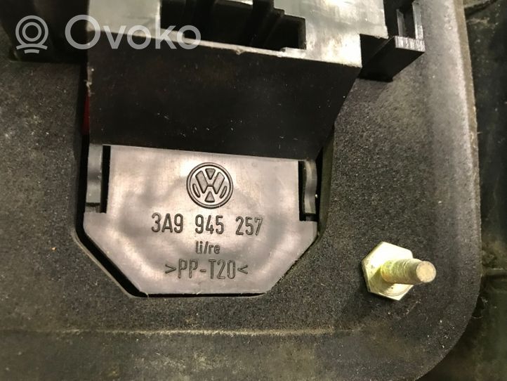 Volkswagen PASSAT B4 Feux arrière / postérieurs 3A9945111