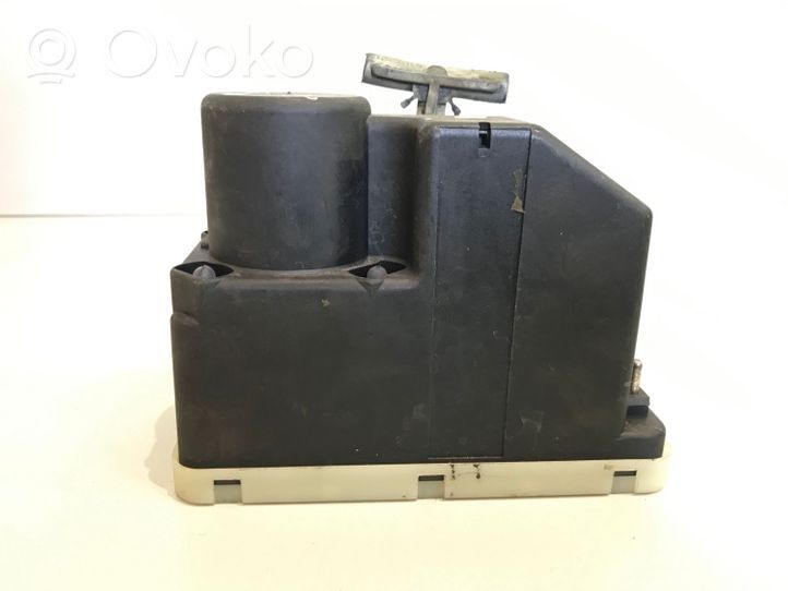 Mercedes-Benz 190 W201 Central locking vacuum pump 0008001148