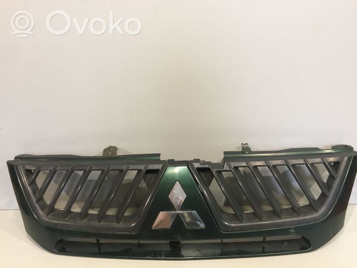 Mitsubishi L200 Griglia superiore del radiatore paraurti anteriore P4686