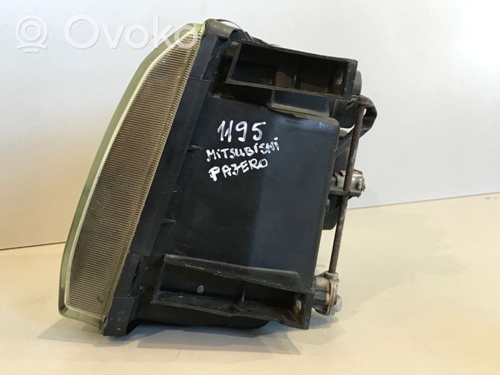 Mitsubishi Pajero Lampa przednia 11087234