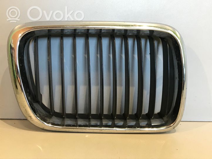 BMW 3 E36 Grille calandre supérieure de pare-chocs avant 51138195094