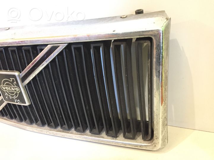 Volvo 240 Grille calandre supérieure de pare-chocs avant 1312657