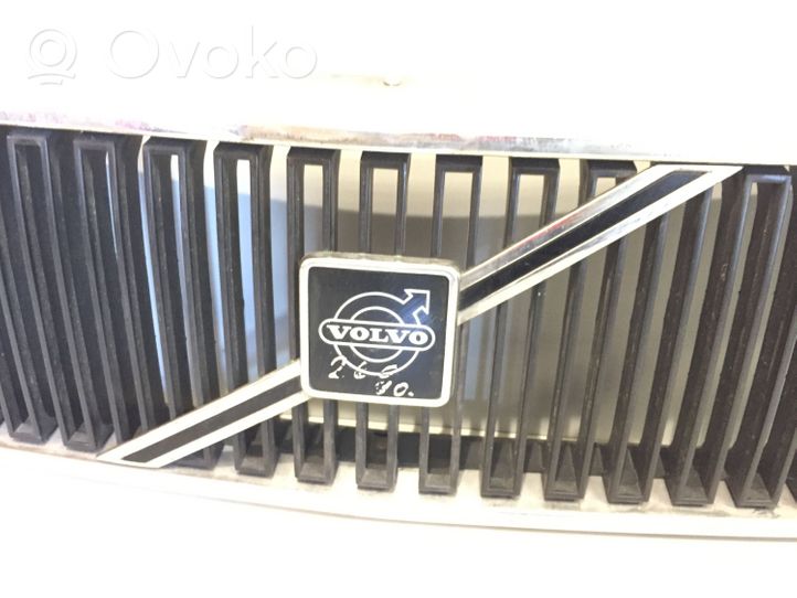 Volvo 240 Grille calandre supérieure de pare-chocs avant 1312657