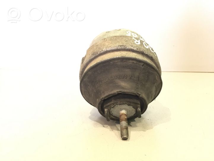 Volkswagen PASSAT B5 Soporte de montaje del motor 8D0199379J