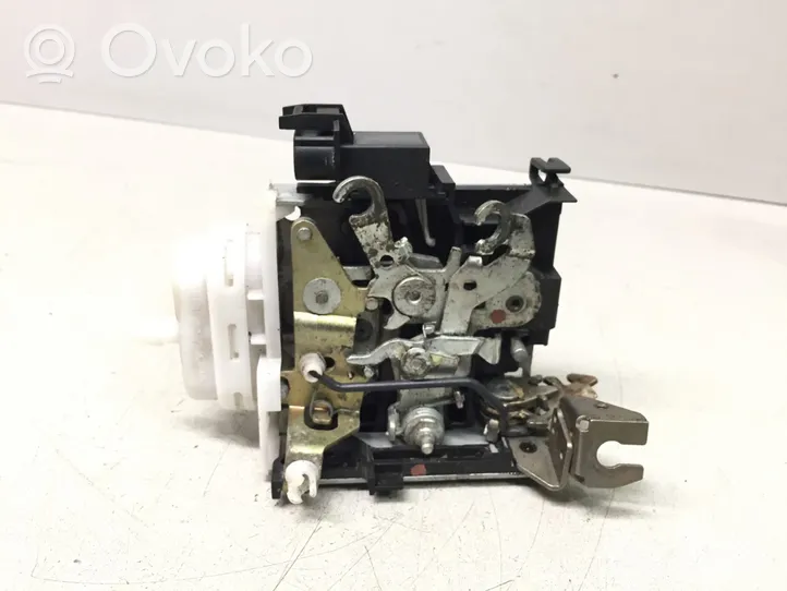 Audi A4 S4 B5 8D Etuoven lukko 8D1837015F