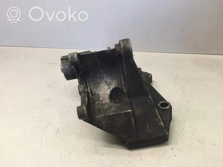 Volkswagen PASSAT B5.5 Supporto del generatore/alternatore 038903143AE