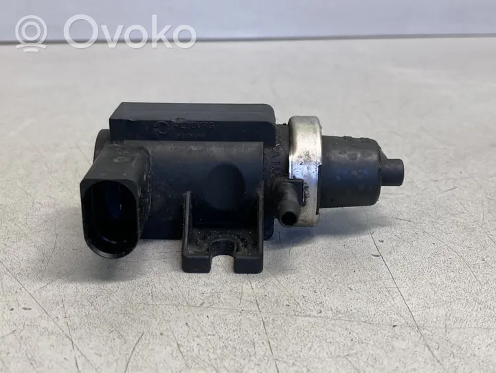 Audi A4 S4 B5 8D Solenoidinis vožtuvas 1J0906627